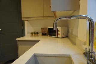 Lush apartments, Pool Table, Netflix, Parking, Long Term Discounts - Newport - 3
