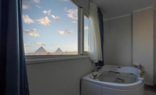 three pyramids view & jacuzii - 7