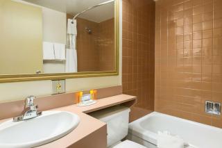 Travelodge by Wyndham Edmonton East - Edmonton - 9