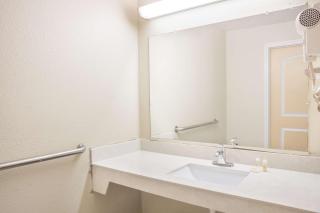 Days Inn by Wyndham Bastrop - Bastrop - 9