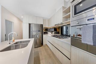 Skyline Views 2BR Plus 1 Study in Liverpool with Pool - 5