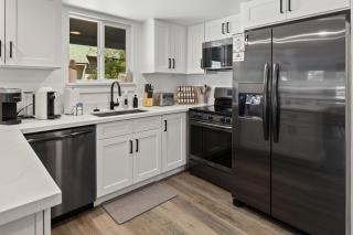 Creekside Haven, a modern mountain escape - 2