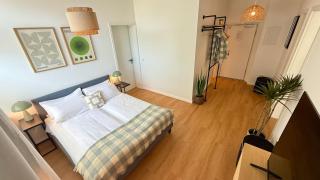 BeckHomes Munich, 210 QM, 20 Guests, 7 BR, 3 stylish central separable apartments or one large unit - 1