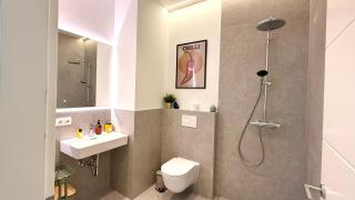 BeckHomes Munich, 210 QM, 20 Guests, 7 BR, 3 stylish central separable apartments or one large unit - 6