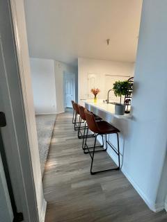 Cozy Luxurious Spacious Apt with Valley View, Attached Garage,Pool,24-Hour Gym, 3 TV - 1