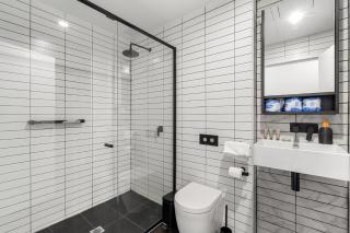 Bright Kingston Stay with Balcony Access - 1