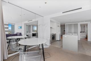 Bright 2-Bed Near Beach with Pool & Sauna - Gold Coast - 8