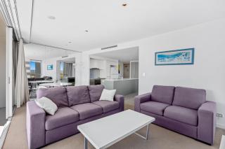 Bright 2-Bed Near Beach with Pool & Sauna - Gold Coast - 7