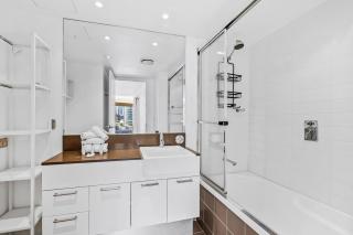 Bright 2-Bed Near Beach with Pool & Sauna - Gold Coast - 4