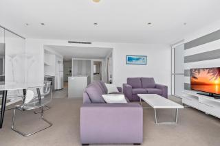 Bright 2-Bed Near Beach with Pool & Sauna - 3