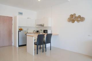 Mountain Loft 700m from Beach [Pool & Gym] - 9