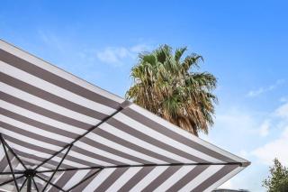 Chic 2BR Home with Backyard - Steps from Queen Vic Market - Melbourne - 6