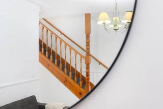 Chic 2BR Home with Backyard - Steps from Queen Vic Market - Melbourne - 1