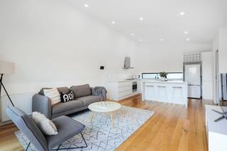 Stylish 2BR with Balcony Views - Heart of Yarraville - 3