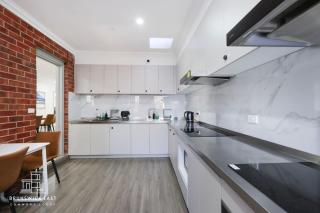 205 Modern King BR with Fast WiFi - Brunswick East - 3