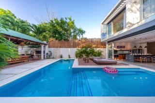 Cuatro Vientos Close to Shops Pool up 12 ppl - 1