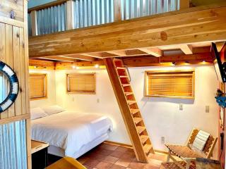 Bogie's Bungalow-Hot Tub, Downtown, 2nd Bathroom - 5