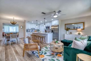 Citrus and Sunshine-Retro FL Meets Modern Fun-IMG-AMI - 0