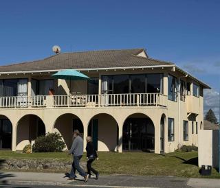 Classic Kiwi Beachfront Bach - Mount Maunganui - 6