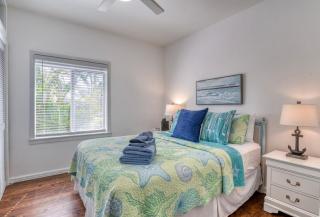 1 BLOCK WALK-QUIET St. to beach-food-fun-sun-shops - 2