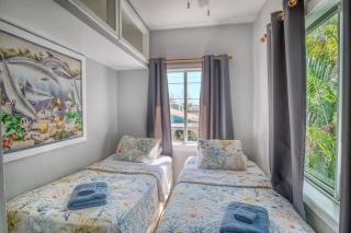 1 BLOCK WALK-QUIET St. to beach-food-fun-sun-shops - 1