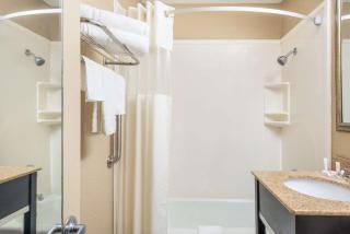 Howard Johnson by Wyndham Historic Lake Charles - Lake Charles - 9