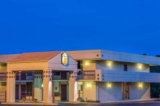 Super 8 by Wyndham Commerce - Commerce - 1