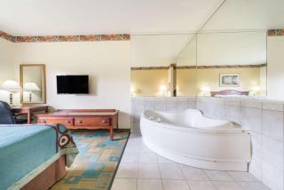 Super 8 by Wyndham Fort Worth Stockyards - Fort Worth - 2