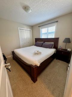 Gorgeous Covepark Home by Maureen - Calgary - 8