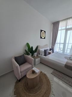 Modern DAMAC Hills Studio with Balcony, Gym & Pool - 4