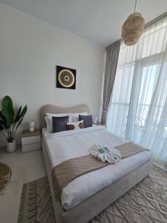 Modern DAMAC Hills Studio with Balcony, Gym & Pool - 7