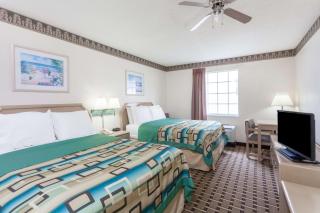 Days Inn & Suites by Wyndham Huntsville - 1