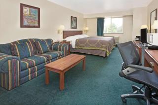 Super 8 by Wyndham Windsor - 1