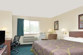Super 8 by Wyndham Windsor - 3