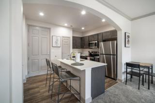 Landing Beautiful 1BD Pool Gym - 1