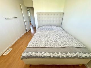 Cozy 3 Bedrooms with Kitchen and Laundry Near Airport - 4