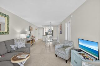 2BR Beachfront Condo Steps To Turtle Beach & Pool - 9