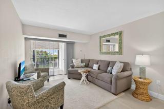 2BR Beachfront Condo Steps To Turtle Beach & Pool - 6