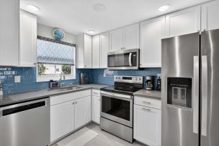 2BR Beachfront Condo Steps To Turtle Beach & Pool - 5