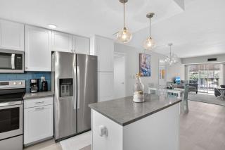 2BR Beachfront Condo Steps To Turtle Beach & Pool - 4