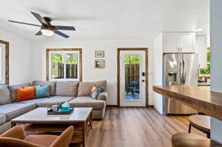 Sister Sunset - #1 Downtown Location this Fall! Hot Tub, Dogs Welcome! - 9