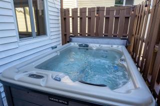 Sister Sunset - #1 Downtown Location this Fall! Hot Tub, Dogs Welcome! - 3