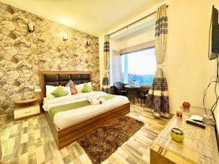 The Charvi Palace l Private Balconies l 360" Mountain View l Room Service l Business Centre l Apple Orchid for Morning and Evening Walk l Kufri by Exotic Stays - 5