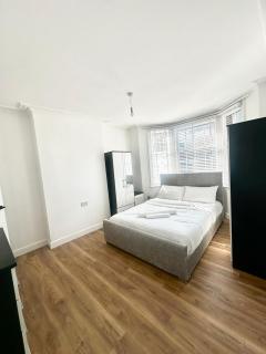 Dariol House, Near LTN Airport - Luton - 5