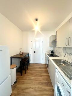 Dariol House, Near LTN Airport - Luton - 8
