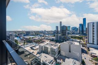 City and River View 2B2B Apt With Free Parking - 5