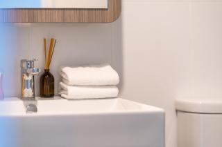 City and River View 2B2B Apt With Free Parking - 2