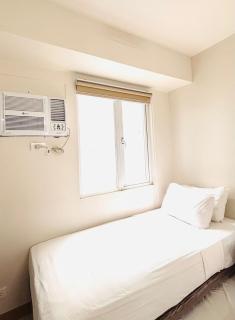 Stylish and Trendy - Comfy Room With a Pool View - 7