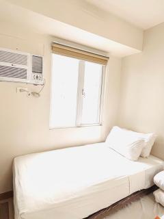Stylish and Trendy - Comfy Room With a Pool View - Iloilo - 8