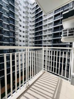 Stylish and Trendy - Comfy Room With a Pool View - Iloilo - 3